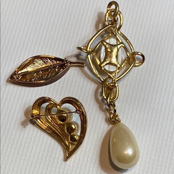 Lot- 3 Gold and Cream Brooches with Pearl Accents - Picture 4 of 5